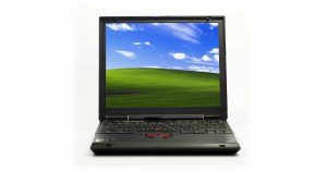 äldre bärbar dator med Windows XP-bakgrund